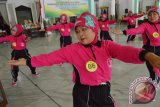 Sejumlah orang lanjut usia (lansia) mengikuti lomba senam lansia di Pendapa Muda Graha, Kabupaten Madiun, Jawa Timur, Kamis (26/11). Lomba senam dalam rangka Hari Kesehatan Nasional yang diikuti 15 group mewakili masing-masing kecamatan tersebut untuk menjaga dan meningkatkan kesehatan para lansia. Antara Jatim/Foto/Siswowidodo/zk/15

