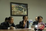 Ketua Liga Parlemen Jepang, Nikai Toshi Hiro (kiri) dan Anggota Liga Parlemen Jepang, Fukui (tengah) berbicara pada pertemuan dengan Pemda Aceh di Museum Tsunami Aceh, Banda Aceh, Rabu (25/11). Parlemen Liga Jepang menyatakan negaranya meminta dukungan pemerintah Indonesia dan bersama 132 negara lainnya yang sudah menyatakan setuju untuk mengusulkan tanggal 5 Nopember kepada PBB sebagai Hari Tsunami Internasional . ANTARA FOTO/Ampelsa/pd/15