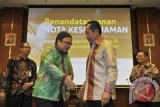 Menteri Keuangan Bambang Brodjonegoro (kedua kiri) berbincang dengan Kepala Badan Intelijen Negara Sutiyoso (kedua kanan), Dirjen Bea Cukai Heru Pambudi (kiri) dan Sekretaris Utama BIN Zaelani usai menandatangani kesepakatan kerjasama di Jakarta, Kamis (26/11). Kementerian Keuangan bekerja sama dengan BIN dalam pengamanan penerimaan perpajakan. (ANTARA FOTO/Puspa Perwitasari)