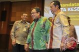 Menteri Keuangan Bambang Brodjonegoro (tengah) berbincang dengan Kepala Badan Intelijen Negara Sutiyoso (kanan) dan Dirjen Pajak Sigit Priadi Pramudito (kiri) usai menandatangani kesepakatan kerjasama di Jakarta, Kamis (26/11). Kementerian Keuangan bekerja sama dengan BIN dalam pengamanan penerimaan perpajakan. (ANTARA FOTO/Puspa Perwitasari)