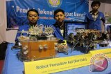 Sejumlah mahasiswa Teknik Informatika Universitas Nusantara PGRI Kediri, menunjukkan robot pemadam api hasil karya mereka dalam kegiatan 'Kediri Expo dan Festival Batik-Tenun 2015' di Stadion Brawijaya, Kediri, Jawa Timur, Jumat (27/11) malam. Acara itu diselenggarakan tiga hari, 27-29 November 2015, dengan tujuan mengenalkan produk unggulan kota ini, serta beragam temuan dan prestasi teknologi tepat guna. Antara Jatim/Foto/Asmaul Chusna/15