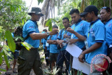 Seorang instruktur (kiri) dari Forum Komunikasi Instruktur and Dive Master memberikan materi cara bertahan hidup di hutan bagi penyelam dalam 