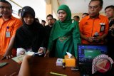 Menteri Sosial (Mensos) Khofifah Indar Parawansa (tengah) memantau langsung proses pencairan dana Program Keluarga Harapan (PKH) di Kecamatan Ngasem, Kabupaten Kediri, Jawa Timur, Sabtu (28/11). Survey dari Kementerian Keuangan PKH merupakan satu-satunya program yang dapat memperkecil ketimpangan sosial yang pada semester pertama tahun 2016 mendatang terdapat penerima baru sejumlah 1,2 juta warga miskin. Antara Jatim/Prasetia Fauzani/zk/15