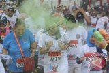 Peserta mengikuti Color Run dalam rangka peluncuran Gerakan Tertib dan Disiplin Nasional di Monumen Nasional, Jakarta, Minggu (29/11). Kementerian Dalam Negeri meluncurkan program tersebut untuk mendorong Indonesia menjadi bangsa yang disiplin. ANTARA FOTO/Puspa Perwitasari/wdy/15