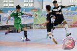 Pemain Kalimantan Selatan di adang dua pemain Provinsi Sumatera Selatan saat akan melepaskan tendangan ketika kedua tim bertanding dalam laga terakhirnya di Grup IX Kualifikasi PON XIX cabor Futsal di Borneo Indoor Futsal Banjarmasin, Minggu (29/11). Tim Kalsel memenangkan pertandingan dengan skor 11-2 dan menempati urutan dua klasemen akhir Grup IX sehingga lolos ke PON XIX Jawa Barat 2016 mendatang.