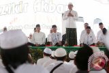 Cagub Kalsel Zairullah Azhar menyampaikan sambutan saat di gelar Zikir Bersama di lapangan Sepakbola Kayutangi Banjarmasin, Minggu (29/11). Zikir bersama yang di hadiri Ketua DPP Partai Demokrat tersebut diikuti ribuan jamaah. Foto Antaranews Kalsel/Herry Murdy Hermawan