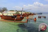 Sejumlah wisatawan bermain snorkling di pantai Pulau Tabuhan, Banyuwangi, Jawa Timur, Sabtu (28/11). Pulau tidak berpenghuni yang memiliki luas 5 hektar tersebut, menjadi daya tarik wisatawan karena memiliki keindahan yang masih alami dengan pasir putih dan air yang jernih sehingga dapat melihat terumbu karang dan ikan hias. Antara Jatim/Budi Candra Setya/zk/15.