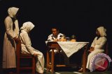 Pemain teater Tangga mementaskan lakon ‘Ayahku Pulang’ karya Usmar Ismail di gedung Serba Guna Pemkab Madiun, Jawa Timur, Sabtu (29/11) malam. Pementasan teater yang disutradai Anas Yusuf tersebut mengisahkan kerinduan keluarga terhadap ayah yang sudah lama pergi. Antara Jatim/Foto/Siswowidodo/zk/15