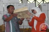 Komisioner KPU Jawa Timur, Dewita Hayu Shinta mengecek sampul berisi surat suara pilkada di gudang KPU Sumenep, Minggu (29/11). Shinta berada di KPU Sumenep untuk mengecek kesiapan distribusi logistik pilkada yang dilakukan KPU setempat. Antara Jatim/Foto/Slamet Hidayat/15