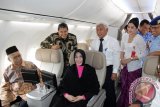 Gubernur Aceh, Zaini Abdullah (kiri) dan Walikota Banda Aceh, Illiza Sa'aduddin Djamal (kanan) didampingi General Manager Angkasa Pura Aceh,, Djoko Sudaryanto (kedua kiri belakanng) dan  paramugari berada di pewasat Batik Air saat peresmian penerbangan perdana di Bandara Sultan Iskandar Muda, Aceh Besar, Senin (30/11). Dengan bertambahnya penerbangan baru, Batik Air,  melayani rute Banda Aceh - Halim Perdana Kusuma tersebut, diharapkan dapat memberikan dampak positif bagi kemajuan perekonomian aceh, termasuk sektor wisata. ACEH.ANTARANEWS.COM/Ampelsa/15