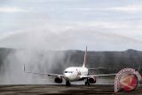 Pesawat Batik Air disambut dengan tradisi, semprotan air  saat peresmian penerbangan perdana di  Bandara Sultan Iskandar Muda, Aceh Besar, Senin (30/11). Dengan bertambahnya penerbangan baru, Batik Air,  melayani rute Banda Aceh - Halim Perdana Kusuma tersebut, diharapkan dapat memberikan dampak positif bagi kemajuan perekonomian aceh, termasuk sektor wisata. ACEH.ANTARANEWS.COM/Ampelsa/15
