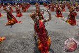 Sejumlah penari menampilkan Tarian Gandrung Sewu Banyuwangi saat peringatan HUT ke-44 Korpri di lapangan Makodam V Brawijaya, Surabaya, Jawa Timur, Senin (30/11). Tarian tersebut dibawakan sebagai perwujudan rasa syukur masyarakat Banyuwangi. ANTARA FOTO/Zabur Karuru/wdy/15