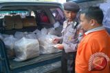 Kediri (Antara Jatim) - Seorang polisi menjaga logistik di dalam mobil yang akan diangkut ke kantor kecamatan oleh PPK dari kantor KPU Kabupaten Kediri, Jawa Timur, Senin (30/11). Sebanyak 1.125 personel dari Polres Kediri serta Polres Kediri Kota, Jawa Timur, diterjunkan untuk pengamanan serta menjaga logistik untuk pemilihan kepala daerah (Pilkada) di Kabupaten Kediri, yang digelar serentak, 9 Desember 2015. Antara Jatim/Foto/Asmaul Chusna 