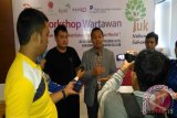 Banjarmasin, 30/11 - Pimpinan Bursa Efek Indonesia (IDX) Wira Sidharta didampingi Branch Support Phillip Securities Indonesia ketika keterangan pers saat Workshop Wartawan 