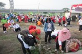 Sejumlah warga Kota Kediri gotong royong membersihkan bantaran Sungai Brantas dari berbagai sampah di Kota Kediri, Jawa Timur, Jumat (27/11). Pemkot Kediri berencana menjadikan bantaran sungai itu menjadi lokasi sarana olahraga dan berkumpulnya keluarga. Antara Jatim/Foto/Asmaul Chusna/15 