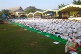 Sebanyajk 1.500 siswa! Madrasah Aliyah (MA) dan Madrasah Tsanawiyah (MTs) se- Tabalong mengikuti khatam Alquran massal di halaman Pendopo Bersinar Pembataan. Sesuai dengan usia kabuoaten Tabalkng yang genap 50 tahun pada 1 Desember 2015 maka khatam Alquran pun dilaksanakan sebanyak 50 kali.Foto:Antara/Herlina Lasmianti