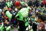 Pengemudi ojek online atau GoJek berunjukrasa di depan Balai Kota Bandung, Jawa Barat, Selasa (1/12). Dalam aksinya pengemudi GOJek meminta bantuan pemerintah kota untuk memfasilitasi permasalahannya dengan manajemen PT Gojek Bandung terkait kasus pemotongan setiap hari (suspend) secara sepihak, penarikan motor yang ditahan dan hutang pengemudi yang mencapai puluhan juta akibat ketidak jelasan manajemen. ANTARA FOTO/Agus Bebeng/wdy/15