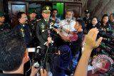 Pangdam XVII Cenderawasih, Mayor Jenderal TNI Hinsa Siburian menjawab pertanyaan wartawan, di Jayapura, Selasa (1/12). Pangdam mengatakan penembakan yang dilakukan Kelompok Sipil Bersenjata (OTK) terhadap Mayor Inf Jhon Eliwod de Fretes setara dengan teroris. ANTARA FOTO/Indrayadi/wdy/15