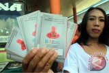 Aktivis membagikan kondom dan selebaran berisi informasi dan tata cara pencegahan HIV/AIDS di Terminal Gayatri, Tulungagung, Jawa Timur, Selasa (1/12). Aksi itu digelar dalam rangka memperingati Hari AIDS sedunia yang diperingati setiap 1 Desember, sekaligus bertujuan untuk mengedukasi masyarakat mengenai pencegahan dan bahaya penularan HIV. Antara Jatim/Foto/Destyan Sujarwoko/zk/15