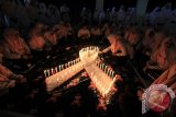 Sejumlah mahasiswa menyalakan lilin saat aksi Solidaritas Menolak Kekerasan Terhadap ODHA di Surabaya, Jawa Timur, Selasa (1/12). Kegiatan yang dilakukan oleh mahasiswa Universitas Muhammadiyah Surabaya tersebut untuk memperingati Hari AIDS se dunia. Antara Jatim/Didik Suhartono/zk/15