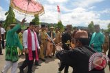 Menpan RB Yuddy Chrisnandi disambut dengan Adat pada Kunjunganya di Gorontalo