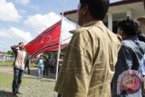 Mantan Kombatan Gerakan Aceh Merdeka (GAM) mengikuti upacara penurunan bendera Bintang Bulan usai dikibarkan selama sekitar tiga jam dalam rangka memperingati Milad GAM di Kantor Mes Wali Nanggroe Aceh, Banda Aceh, Kamis (3/12). Penurunan bendera Bintang Bulan dilakukan setelah polisi melakukan negoisasi dengan mantan kombatan GAM terkait kesepakatan bersama petinggi mantan GAM, pemerintah Aceh dan aparat keamanan yang menyebutkan tidak ada pengibaran bendera bintang bulan menyambut Milad GAM 4 Desember. ANTARA FOTO/Ampelsa/wdy/15.
