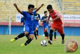  Pesepakbola Pondok pesantren (PP) Nurul Islam Jember, Alvino (kanan) mendapat pengawalan ketat dari pesepakbola PP. Nur Amin Yogyakarta, Yanuar (kiri) dalam semi final Liga Santri Nusantara di Stadion Gelora Delta Sidoarjo, Jawa Timur, Kamis (3/12). Pondok pesantren (PP) Nurul Islam Jember berhasil mengalahkan PP. Nur Amin Yogyakarta dengan skor akhir 4-2. Antara Jatim/Umarul Faruq/zk/15 