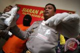  Polisi memperlihatkan barang bukti sabu-sabu dan pil dobel L di hadapan tersangka pengedar berinisial SA (tengah) saat gelar perkara penyalahgunaan narkoba di Mapolresta Kediri, Jawa Timur, Kamis (3/12). Dari tangan tersangka yang ditangkap saat berada di dalam Bus tersebut polisi mengamankan pil dobel L sejumlah 9000 butir dan sabu sabu seberat 0,48 gram. Antara Jatim/Prasetia Fauzani/zk/15