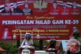 Pengguna jalan melintas di bawah baliho ucapan selamat peringatan hari ulang tahun (milad) Gerakan Aceh Merdeka (GAM) dari Komite Peralihan Acheh (KPA) Pusat di kawasan Lampriet, Banda Aceh, Aceh, Rabu (2/12). Pada milad ke-39 GAM yang dipusatkan di Taman Ratu Safiatuddin tanggal 4 Desember 2015 akan dilaksanakan doa bersama, tausiah dan donor darah. ANTARA FOTO/Irwansyah Putra/ama/15.
