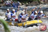 Tim putra Inggris Raya beradu kecepatan dengan Tim Italia saat Kejuaraan Dunia Arung Jeram kategori Head to Head di Sungai Citarik, Sukabumi, Jawa Barat, Jumat (4/12). Sebanyak 23 negara mengikuti Kejuaraan Arung Jeram Dunia (World Rafting Championship) ke-15 yang digelar di Sungai Citarik, Sukabumi. ANTARA FOTO/Hafidz Mubarak A./wdy/15