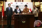 Direktur Utama PT Dirgantara Indonesia (Persero) Budi Santoso (kedua kanan) bersama dengan Presiden Direktur Korea Aerospace Industries, Ltd Ha Sung Yong (kedua kiri) menandatangani perjanjian kerja sama industri pesawat terbang dengan disaksikan oleh Menteri Pertahanan Ryamizard Ryacudu (kanan) dan Duta Besar Korea Selatan Cho Tai Yong (kiri) di Jakarta, Jumat (4/12). Perjanjian ini merupakan satu awal yang strategis antara kedua pihak industri pertahanan terutama pada PT Dirgantara Indonesia (Persero) agar dapat mengembangkan kemampuan produksi dan teknologi terutama bidang pesawat tempur yang di masa mendatang akan menjadi produk unggulan anak bangsa . ANTARA FOTO/Rivan Awal Lingga/wdy/15