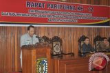 Pj Bupati Sintang Alexius Akim membacakan sambutan saat pengesahan APBD Kabupaten Sintang Tahun 2016