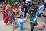 Sejumlah warga mengikuti simulasi bencana banjir dalam Kampung Siaga Bencana (KSB) di Desa Kemiri, Panti, Jember, Jawa Timur, Sabtu (5/12). Simulasi yang diikuti warga dua desa yaitu Desa Kemiri dan Pakis yang dilgelar Kementerian Sosial, Dinas Sosial (Dinsos), Tagana (Taruna Siaga Bencana), Koramil dan masyarakat sebagai KSB karena daerah tersebut rawan terjadinya bencana seperti banjir, tanah longsor, angin puting beliung dan kebakaran hutan. 
Antara Jatim/Seno/zk/15.