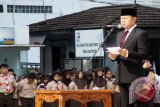 Wali Kota Bogor Jawa Barat, Bima Arya Sugiarto menjadi Inspektur Upacara (Irup) pada peringatan Hari Pahlawan tahun 2015 di Plaza Balai Kota Bogor. Bima Arya kembali mengingatkan masyarakat dan juga jajarannya untuk meneladani nilai-nilai kepahlawanan. (ANTARA FOTO/M.Tohamaksun/Dok).