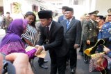 Wali Kota Bogor Jawa Barat, Bima Arya Sugiarto menyerahkan santunan secara simbolis kepada para Veteran Pejuang Kemertdekaan RI pada peringatan Hari Pahlawan 2015. Bima Arya kembali mengingatkan masyarakat dan juga jajarannya untuk meneladani nilai-nilai kepahlawanan. (ANTARA FOTO/M.Tohamaksun/Dok).