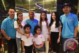  Para pemain film Impian Anak Jalanan (dari kiri ke kanan) Cheppy Chandra, Gonna Nanders, Nabil Alfareza, Billy Rivaldo, Ayrin Elmira, karissa Dhini, Gracia Marcilia dan Norman Kamaru berpose usai temu wartawan terkait road show film Impian Anak Jalanan di Surabaya, Jawa Timur, Sabtu (12/5). Film yang bercerita tentang anak jalanan tersebut rencananya akan tayang perdana pada bulan Mei 2016 bertepatan dengan Hari Pendidikan Nasional (2 Mei). Antara Jatim/Zabur Karuru/zk/15