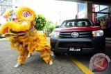 Pemain Barongsai melakukan atraksi di sebelah mobil All New Hilux sebelum peluncuran All New Innova di Pontianak, Kalbar, Kamis (3/12). All New Hilux Single Cabin berbahan bakar premium dan dibuat berwarna merah tersebut, khusus dibuat oleh Toyota Astra Motor untuk Anzon Toyota Pontianak yang memiliki banyak konsumen setia pengguna All New Hilux di wilayah Kalbar. ANTARA FOTO/Jessica Helena Wuysang/15

