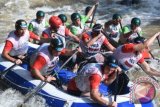 Tim putra Belanda beradu kecepatan dengan Tim Australia saat Kejuaraan Dunia Arung Jeram kategori Head to Head di Sungai Citarik, Sukabumi, Jawa Barat, Jumat (4/12). Sebanyak 23 negara mengikuti Kejuaraan Arung Jeram Dunia (World Rafting Championship) ke-15 yang digelar di Sungai Citarik, Sukabumi. (ANTARA FOTO/Hafidz Mubarak A).