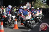 
Polisi Lalulintas Polda Aceh menggelar ketangkasan mengendarai sepedamotor  saat atraksi keselamatan lalulintas dalam rangka Launching SIM Online di Lapangan Blang Padang, Banda Aceh, Minggu (6/12). Launching SIM online yang berlangsung  serentak di 45 kota seluruh Indonesia itu, salah satunya bertujuan memberikan kemudahan kepada masyarakat untuk  memperpanjang SIM secara online. ACEH.ANTARANEWS.COM/Ampelsa/15
