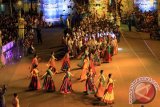 Sejumlah peserta beraksi pada pagelaran Festival Kuwung di Depan Pemda Banyuwangi, Jawa Timur, Sabtu (5/12) malam. Festival Kuwung dalam rangka memperingati hari jadi Banyuwangi yang ke 244 tersebut mengangkat tema Folklore yang merupakan etalase cerita legenda di Banyuwangi yang beragam dan juga turut dimeriahkan oleh beberapa kesenian khas daerah seperti Bali, Kediri, Pasuruan dan Lumajang. Antara Jatim/Budi Candra Setya/zk/15