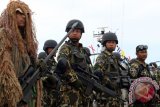 Prajurit TNI AL dengan bersenjata lengkap mengikuti upacara peringatan Hari Armada RI 2015, di Makolantamal I Pelabuhan Belawan Medan, Sumatera Utara, Senin (7/12). Lahirnya Hari Armada RI yang jatuh pada tanggal 5 Desember itu disebut karena telah memenuhi semua unsur kekuatan kapal atas air, kapal bawah air, pesawat udara, pasukan pendarat dan pangkalan dengan bertemakan "Armada RI yang kuat, hebat dan profesional, siap menjaga kedaulatan negara kesatuan Republik Indonesia".