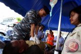 Salah seorang prajurit dokter TNI AL mempraktekkan cara melakukan penyelamatan korban tenggelam pada pelatihan pertolongan pertama di Makolantamal I Pelabuhan Belawan Medan, Sumatera Utara, Senin, (7/12). Pelatihan pertolongan pertama pada kecelakaan tersebut bertujuan untuk bisa menangani korban dalam keadaan gawat darurat. ANTARA /Septianda Perdana 