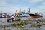 Sejumlah anggota TNI Angkatan Laut mengambil sampah di Sungai Kapuas, Pontianak, Kalbar, Jumat (4/12). Aksi bersih sampah di Sungai Kapuas yang digelar Pangkalan Utama TNI Angkatan Laut (Lantamal) XII Pontianak tersebut, merupakan rangkaian kegiatan Hari Ulang Tahun Armada ke-70. ANTARA FOTO/Yohanes Kurnia Irawan/jhw/nz/15