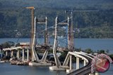 Para pekerja merampungkan pembangunan tahap akhir Jembatan Merah Putih di Ambon, Maluku, Jumat (4/12). Jembatan yang ditargetkan rampung Januari 2016 itu memiliki total panjang 1.140 meter yang menghubungkan Desa Galala, Kecamatan Sirimau dan Desa Poka, Kecamatan Teluk Ambon, Kota Ambon. Tinggi dari jembatan ini mencapai 34,1 meter diatas permukaan laut. ANTARA FOTO/izaac mulyawan/nz/15.