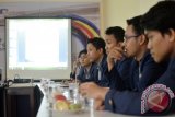 Sejumlah mahasiswa Fakultas Hukum Universitas Hang Tuah Surabaya mendengarkan materi tentang hukum pers dan media online  saat berkunjung di Graha Antara Surabaya, Selasa (8/12). Antara Jatim/Abdullah Rifai/SHP/15
