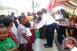 Tanjung, 10/12 - PT Pertamina Eksplorasi dan Produksi (EP) Aset V Tanjung Field Kabupaten Tabalong memberikan santunan bagi 30 anak yatim yang berada disekitar daerah operasional  perusahaan migas ini. Santunan diserahkan secara langsung oleh Field Manager PT Pertamina EP Aset V Tanjung Field, Irwan Zuhri  pada acara Syukuran HUT Pertamina ke - 58. Foto: Antara/Herlina Lasmianti