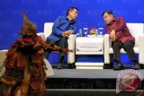 Wakil Presiden Jusuf Kalla (kanan) berbincang  Gubernur Bali Made Mangku Pastika dalam pembukaan Bali Democracy Forum (BDF) VIII di Nusa Dua, Kamis (10/12). Kegiatan selama dua hari tersebut diikuti delegasi dari 89 negara dan 3 organisasi pengamat untuk berdiskusi tentang demokrasi dan membangun pemerintahan publik yang efektif sekaligus memperkuat hubungan antar negara. ANTARA FOTO/Nyoman Budhiana/i018/2015.