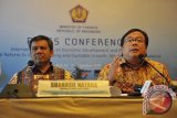 Menteri Keuangan, Bambang Brodjonegoro (kanan) bersama Kepala Badan Kebijakan Fiskal Kemenkeu, Suahasil Nazara menyampaikan kebijakan ekonomi pemerintah Indonesia di sela Forum Internasional Pembangunan Ekonomi dan Kebijakan Publik di Nusa Dua, Bali, Jumat (11/12). Forum dua hari tersebut membahas kebijakan fiskal, optimalisasi pendapatan, arah kebijakan belanja pemerintah, sumber pembiayaan dan strategi menciptakan iklim investasi bagi sektor swasta dan publik. ANTARA FOTO/Nyoman Budhiana/i018/2015.