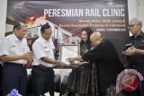 Direktur Utama PT KAI Edi Sukmoro (kedua kiri) menerima Piagam MURI dari Ketua MURI Jaya Suprana (kedua kanan) saat peluncuran kereta api kesehatan (Rail Clinic) pertama Indonesia di Stasiun KA Pasar Senen, Jakarta, Sabtu (12/12). Rail Clinic dengan nilai investasi Rp 1,5 miliar tersebut dilengkapi ruangan monitor dokter, ruang tindakan dan ruang pemulihan, ruang pemeriksaan gigi serta laboratorium untuk memberikan layanan kesehatan masyarakat secara gratis. ANTARA FOTO/Yudhi Mahatma/wdy/15