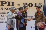 Presiden Joko Widodo (kanan) berjabat tangan dengan Ketua Umum Persatuan Insinyur Indonesia (PII) Bobby Gafur Umar (kedua kanan), Menperin Saleh Husin (kedua kiri) dan Menteri PU dan Perumahan Rakyat Basuki Hadimuljono (kiri) usai meresmikan pembukaan Kongres XX PII Tahun 2015 di Jakarta, Sabtu (12/12). Kongres XX PII tersebut mengambil tema Insinyur Indonesia Menghadapi MEA: Penguatan Industri Manufaktur, Migas dan Minerba dan Konstruksi. ANTARA FOTO/Widodo S. Jusuf/wdy/15.